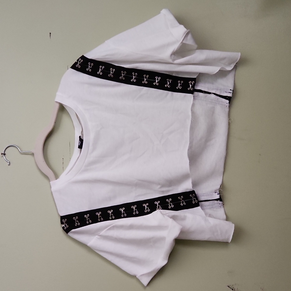 Lf Emma & Sam Hook Eye Crop Top